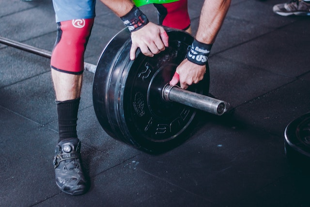 How Much Does a Barbell Weigh? Quick Equipment Guide How Much Does a Barbell Weigh? Quick Equipment Guide